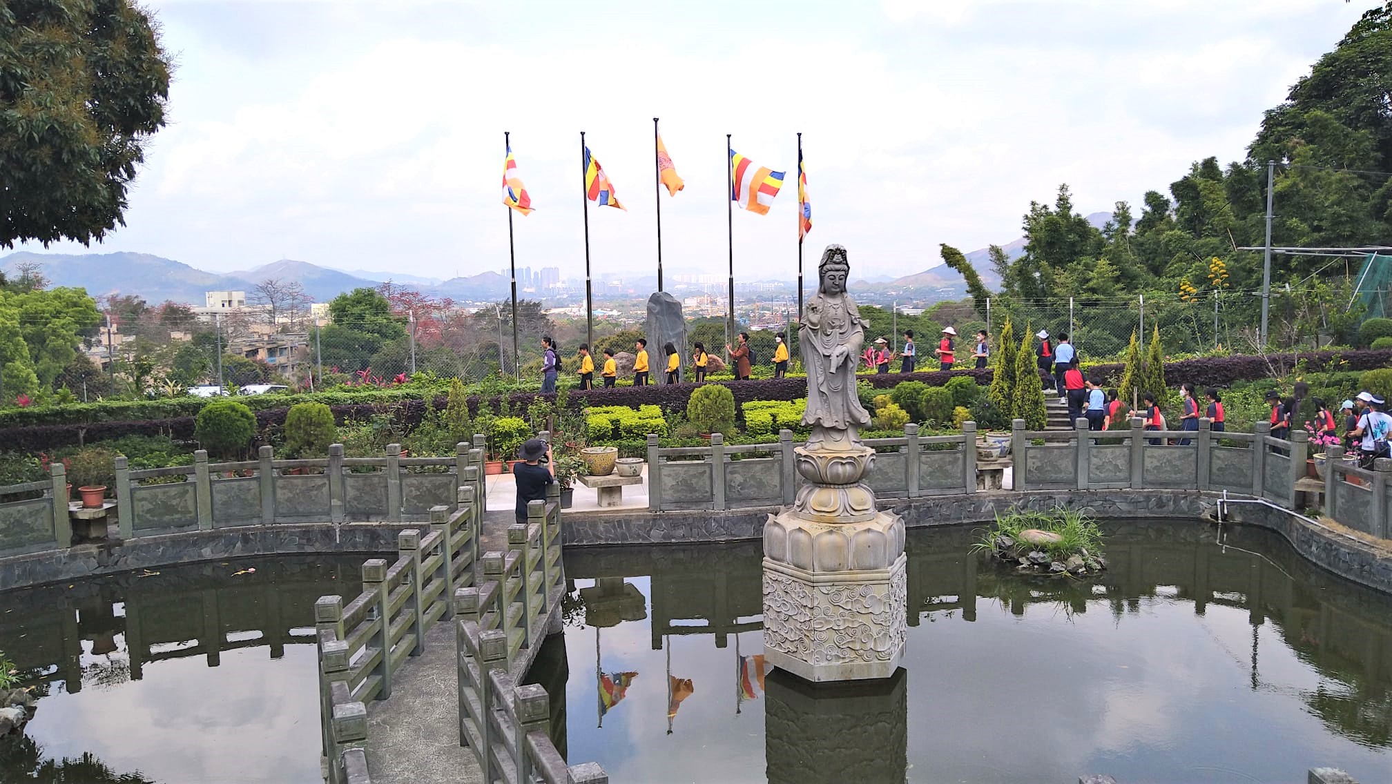 小學生在凌雲寺觀音池體驗行禪。