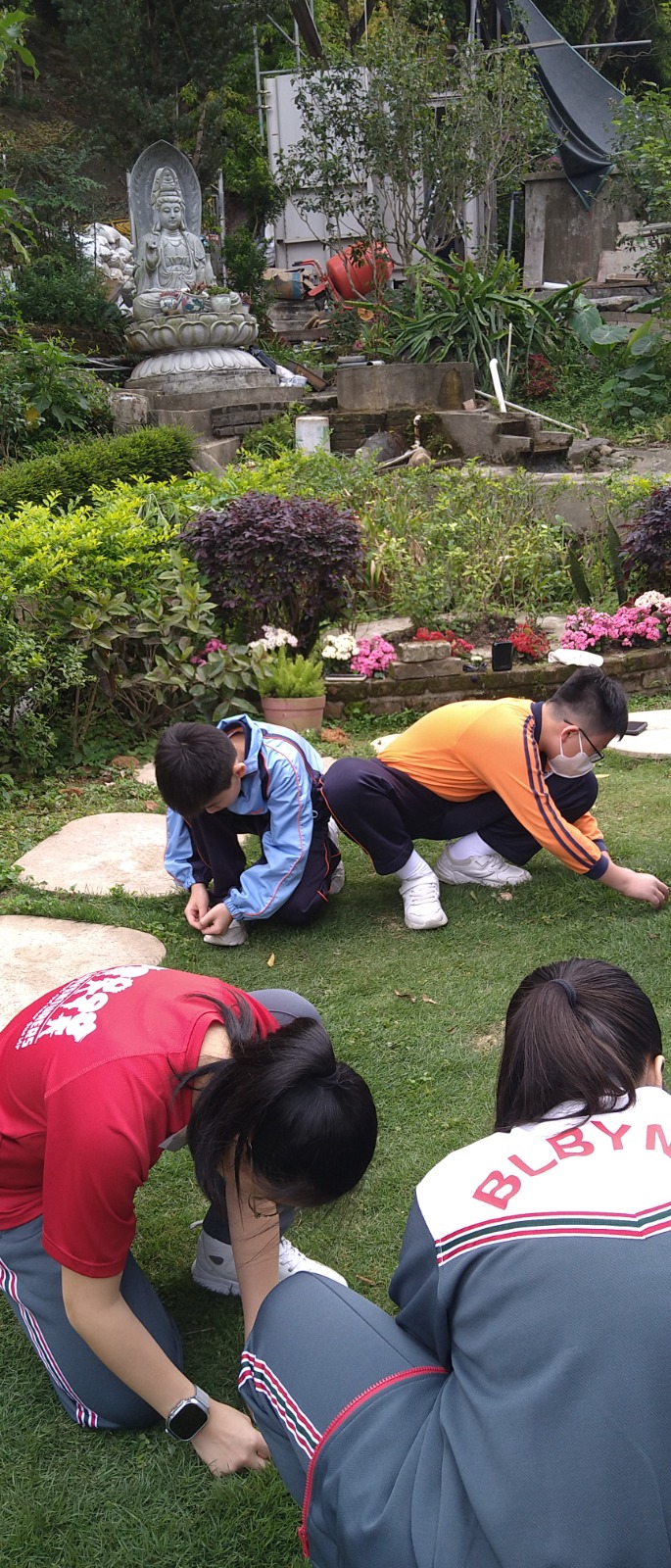 「生命禪」活動開始前，同學要先學習除草。