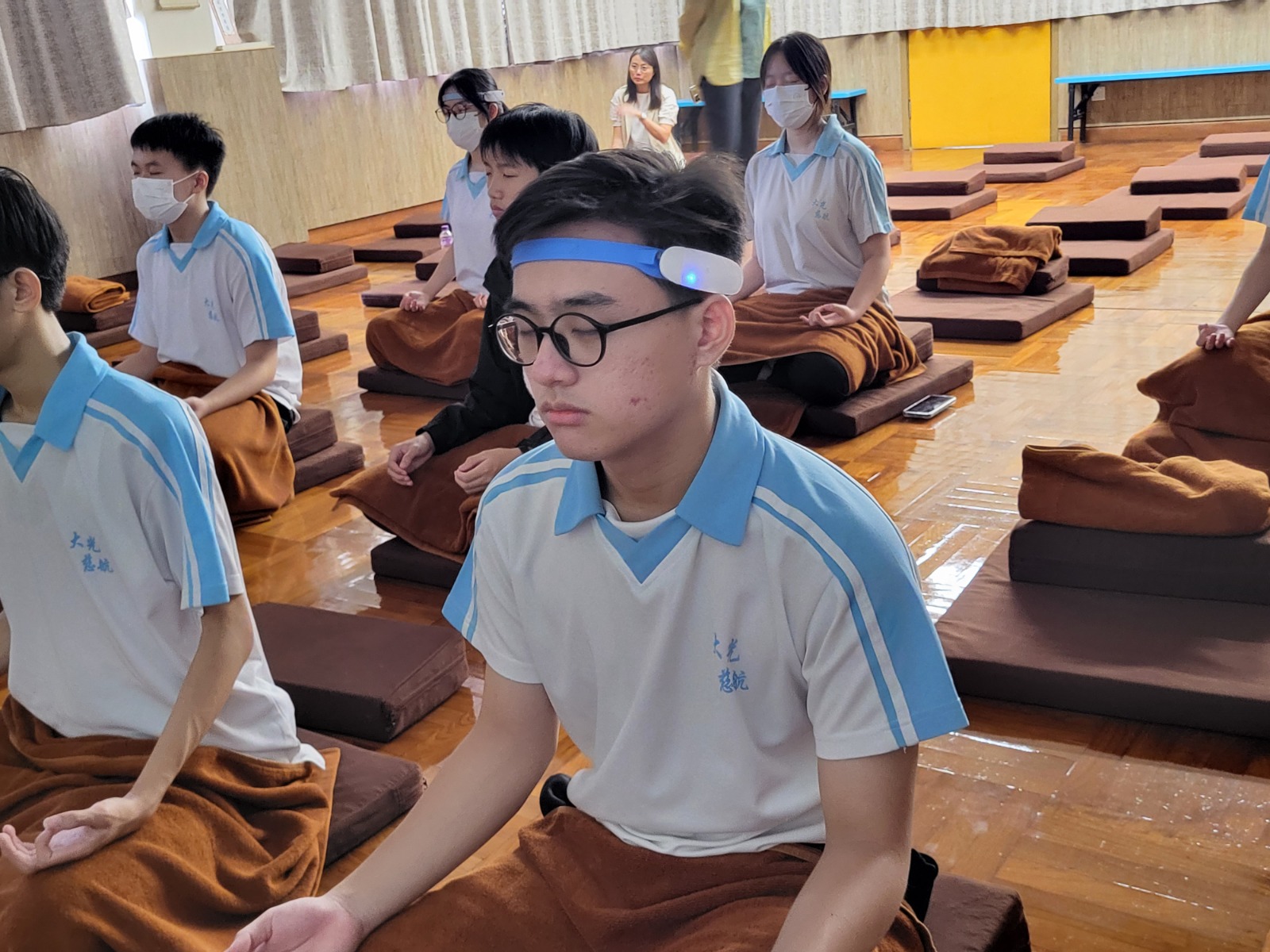 佛教大光慈航中學近年添置EEG腦波儀，讓學生運用在禪修活動。