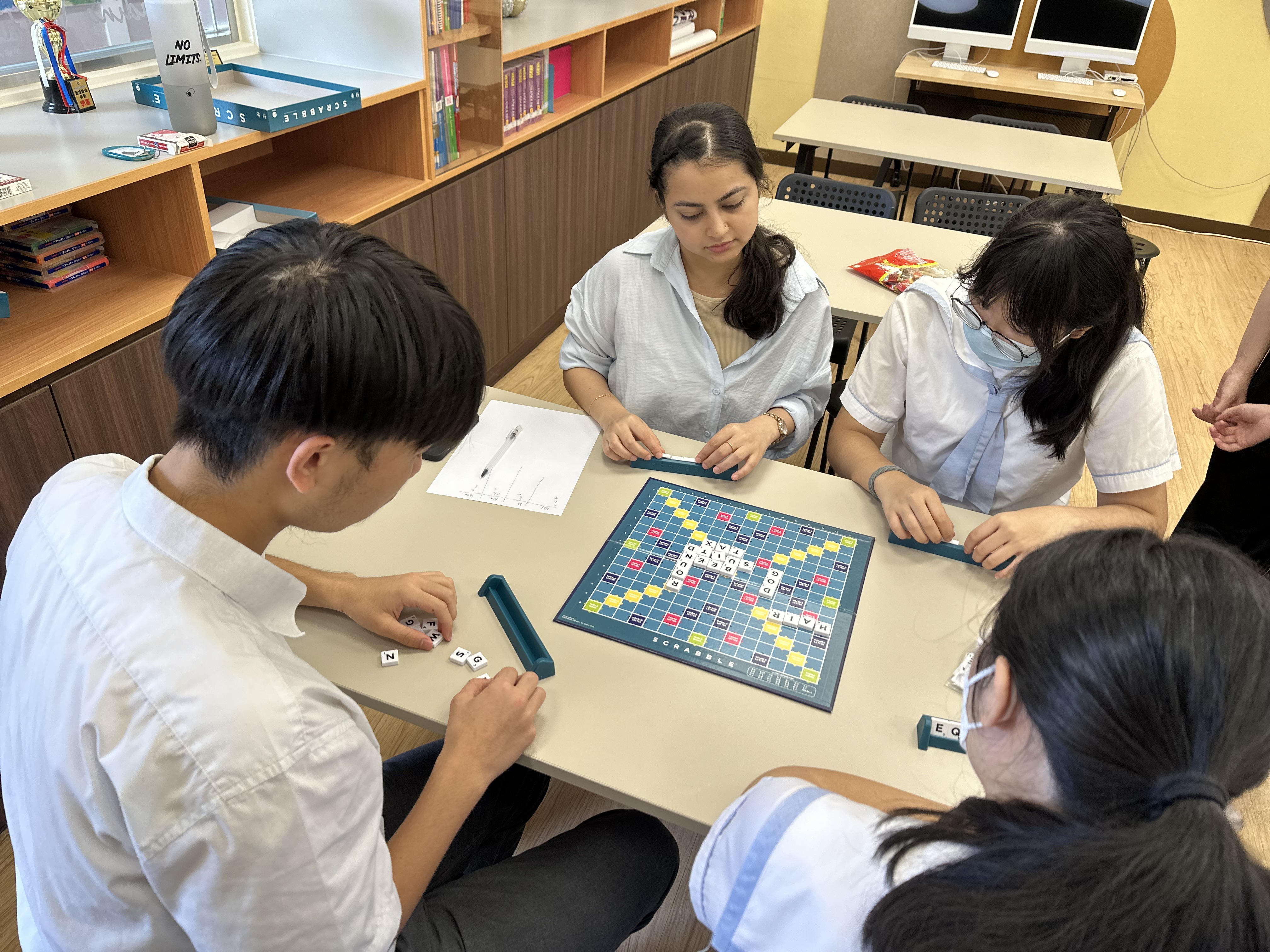 外籍英語老師教學生玩桌上遊戲
