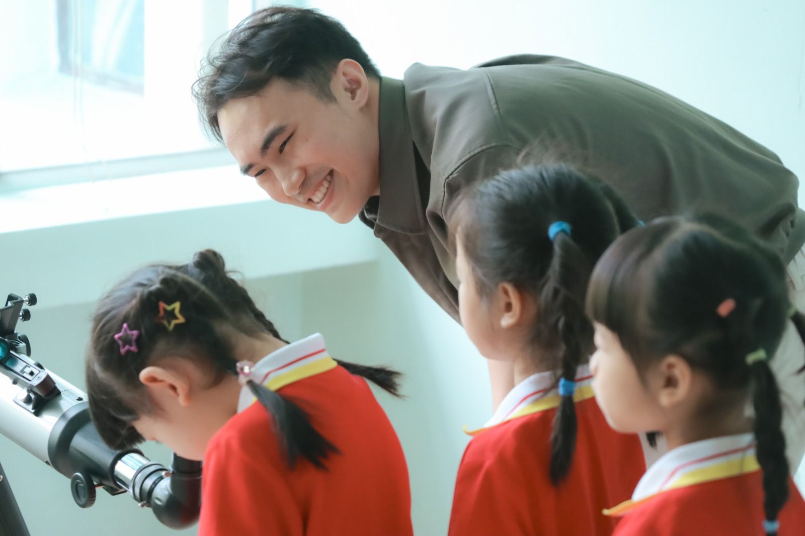 佛教林炳炎紀念學校天文小組老師教導幼稚園學生,用天文望遠鏡進行觀測。