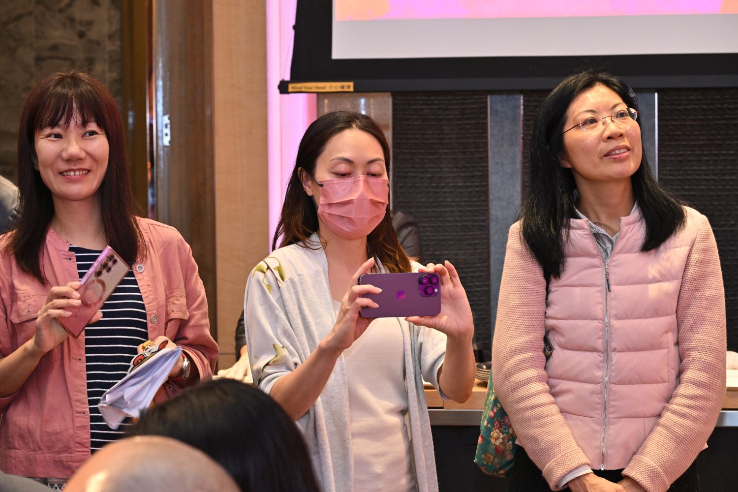 馮老師（右一）在台下看學生演唱自己填詞的作品