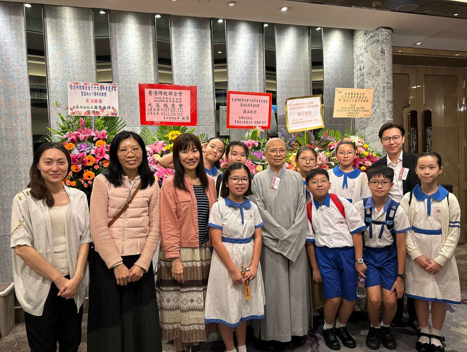 演慈法師（前排左五）、佛教榮茵學校孫偉文校長（後排右一）、馮靜雯老師（前排左二）與一眾師生合照。