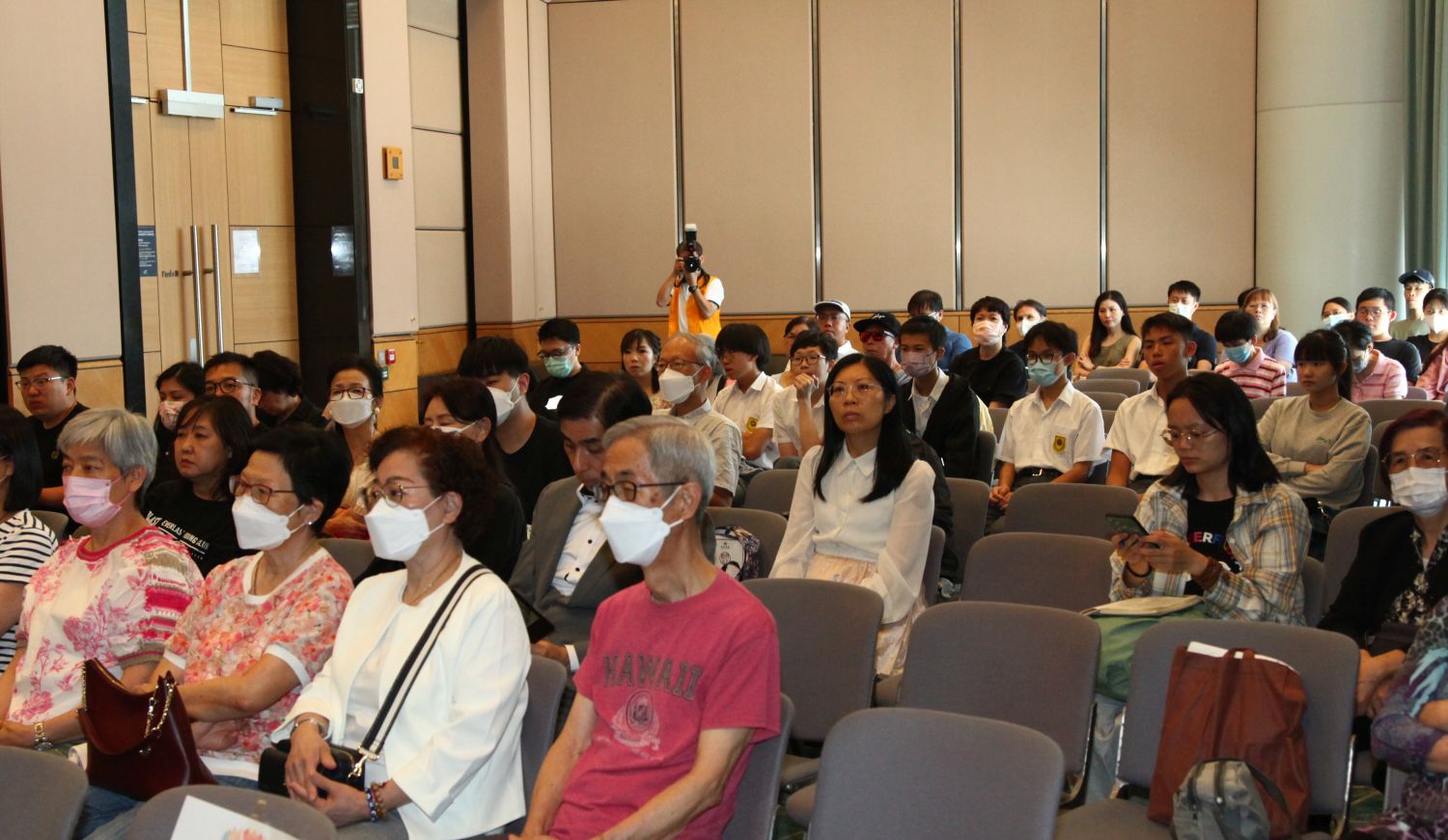 攝影師在講座觀眾席拍攝到馮老師（中間，長髮白衣者）