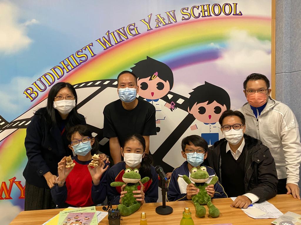 馮靜雯老師（站排左一）、李華勝老師（站排左二）、孫偉文校長（坐排右一）和幾個學生在校園電視台主持全校直播形式的禪修活動。