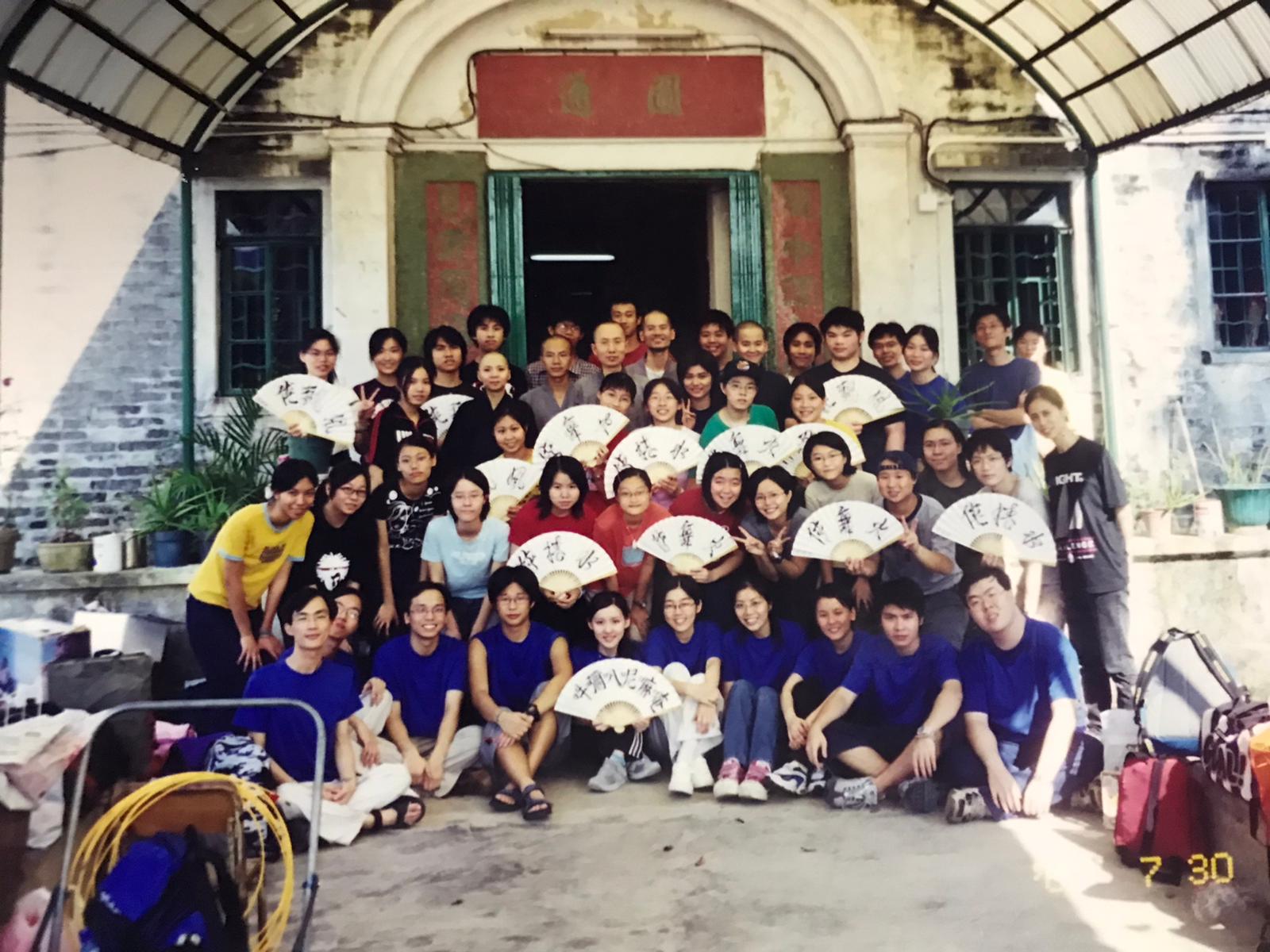 馮老師（前排右四）參加2001年弘法使者的學佛營活動。