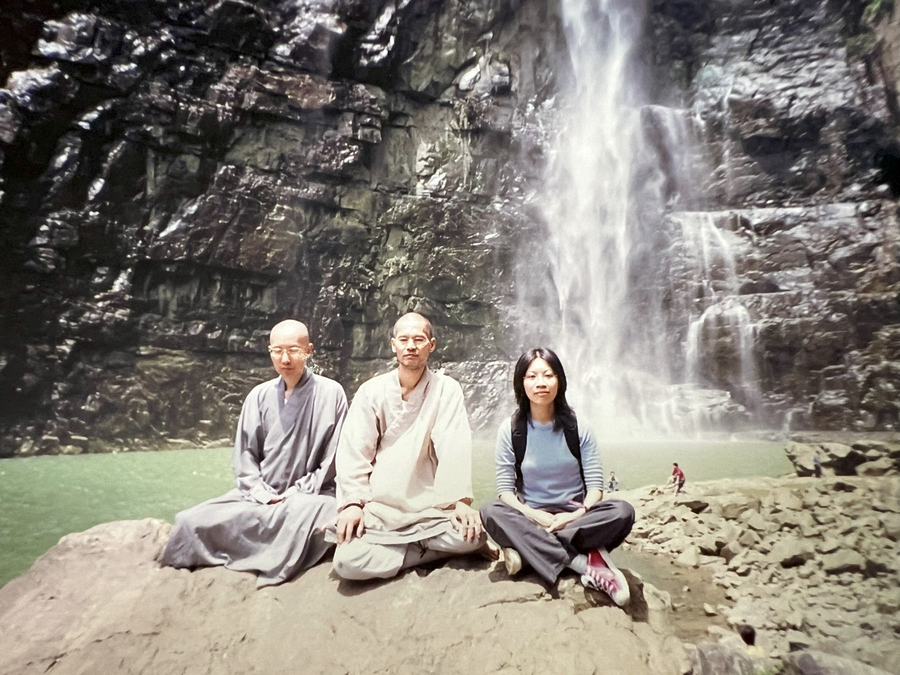 馮老師與衍空法師（左）和衍亮法師（右）在廣東乳源大峽谷合照