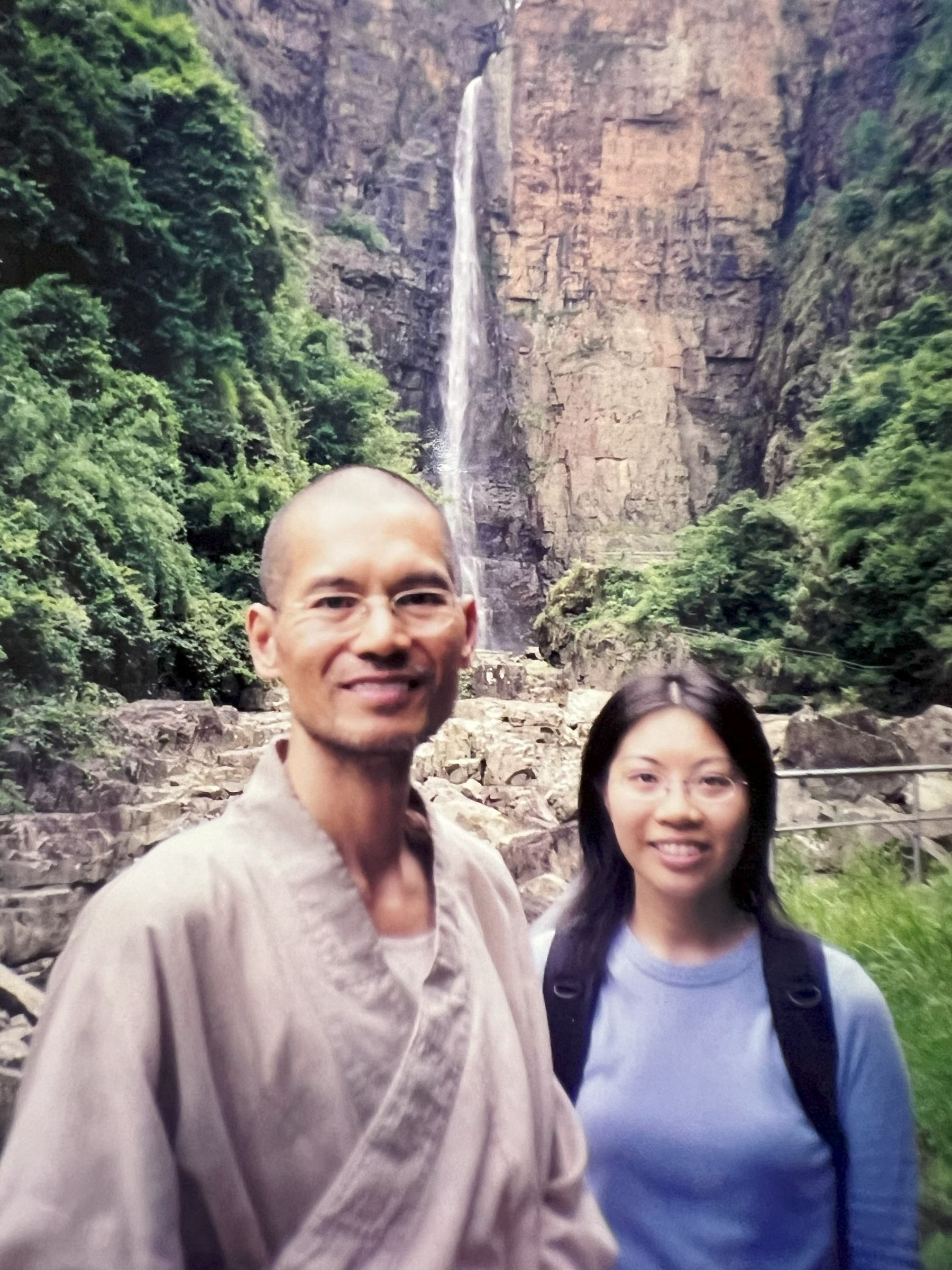 馮老師與衍亮法師合照