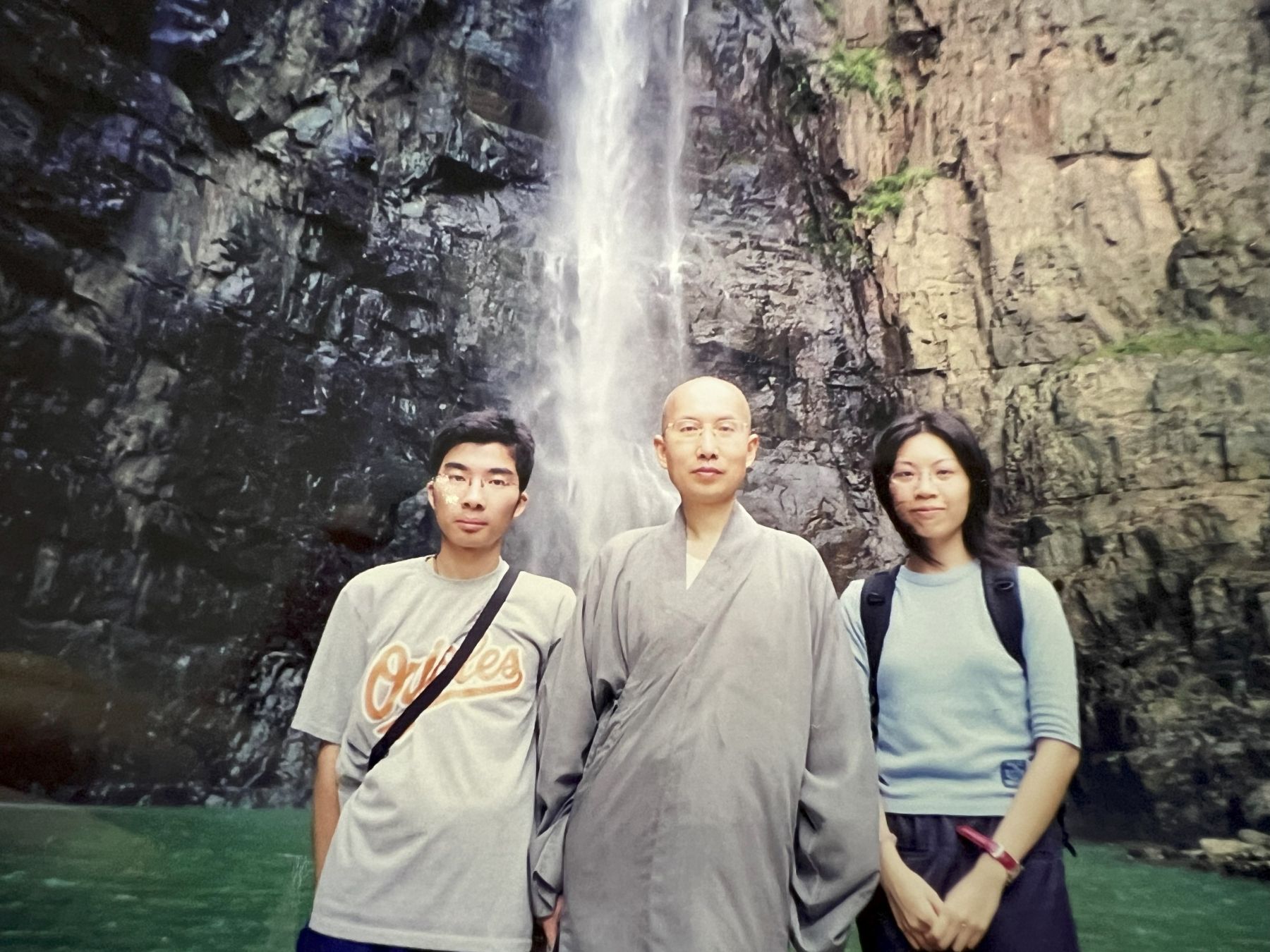 馮老師與衍空法師和第四屆弘使（左一）合照，後者現為佛聯會董事果毅法師。