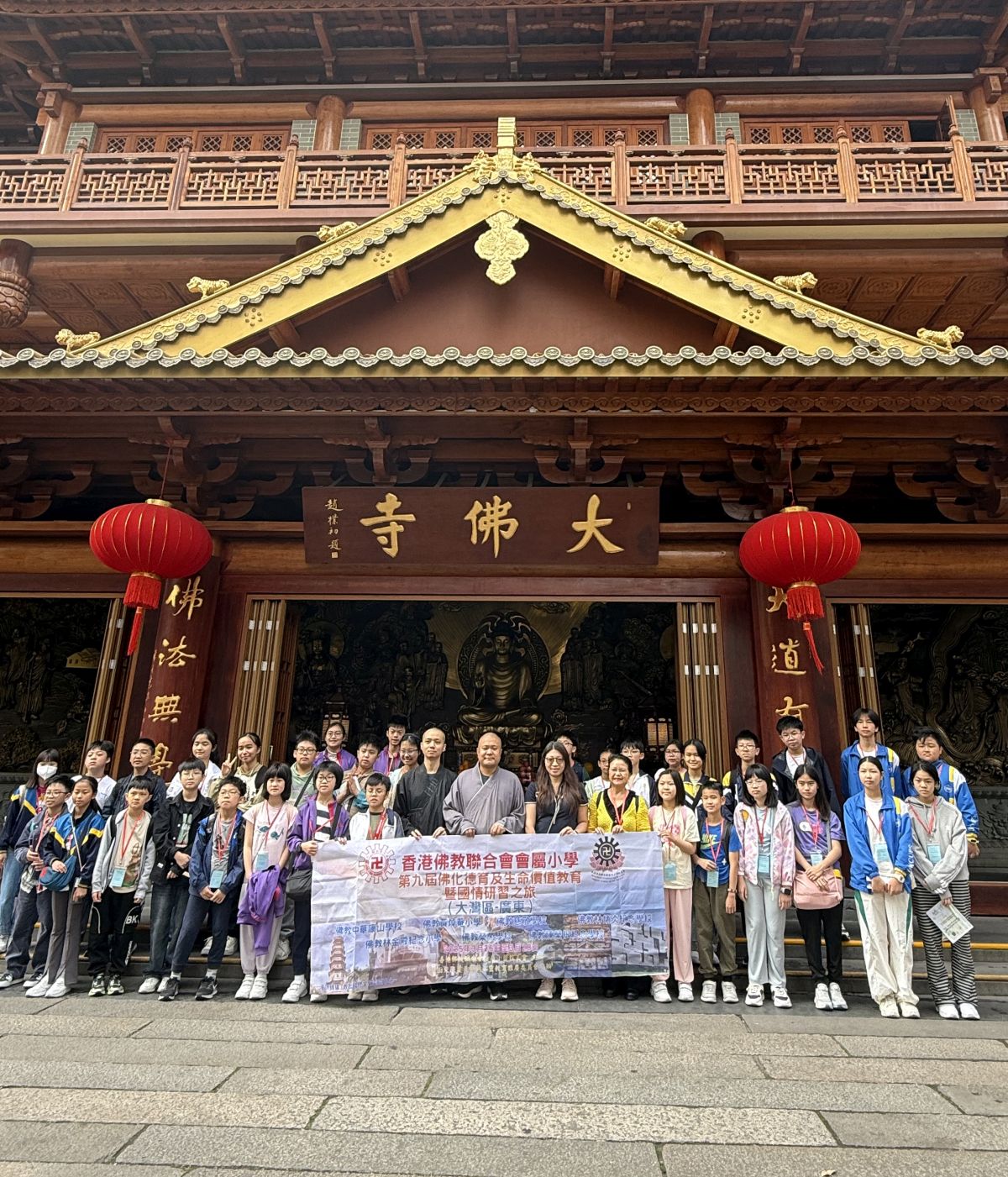 行程第二日,佛聯會師生清早抵達大佛寺,與果濱法師合照。