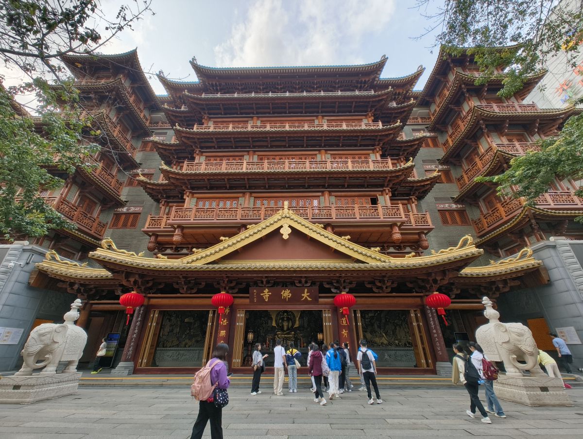 大佛寺坐落於鬧市,旺中帶靜。