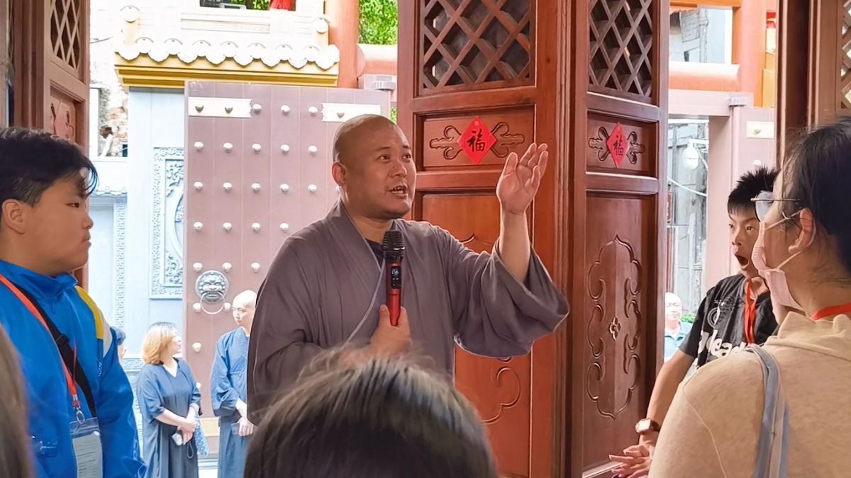 果濱法師講解傳統寺院四樑八柱的建築特色