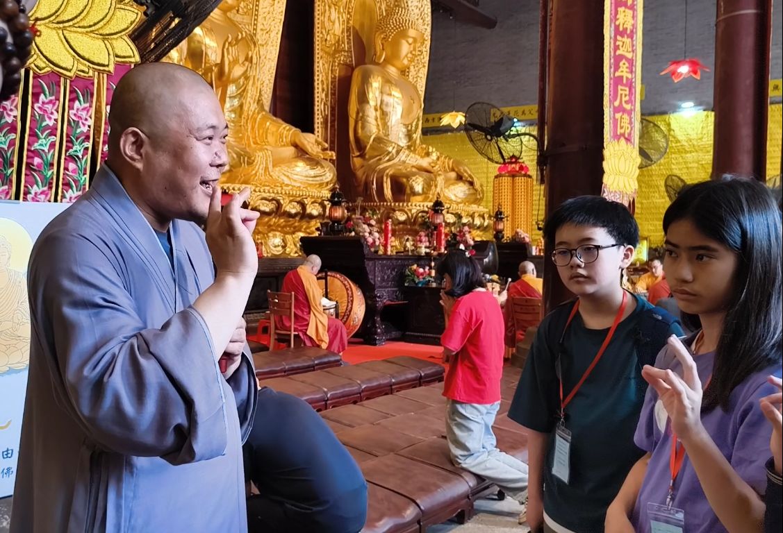 果濱法師在大雄寶殿介紹各種佛像手印