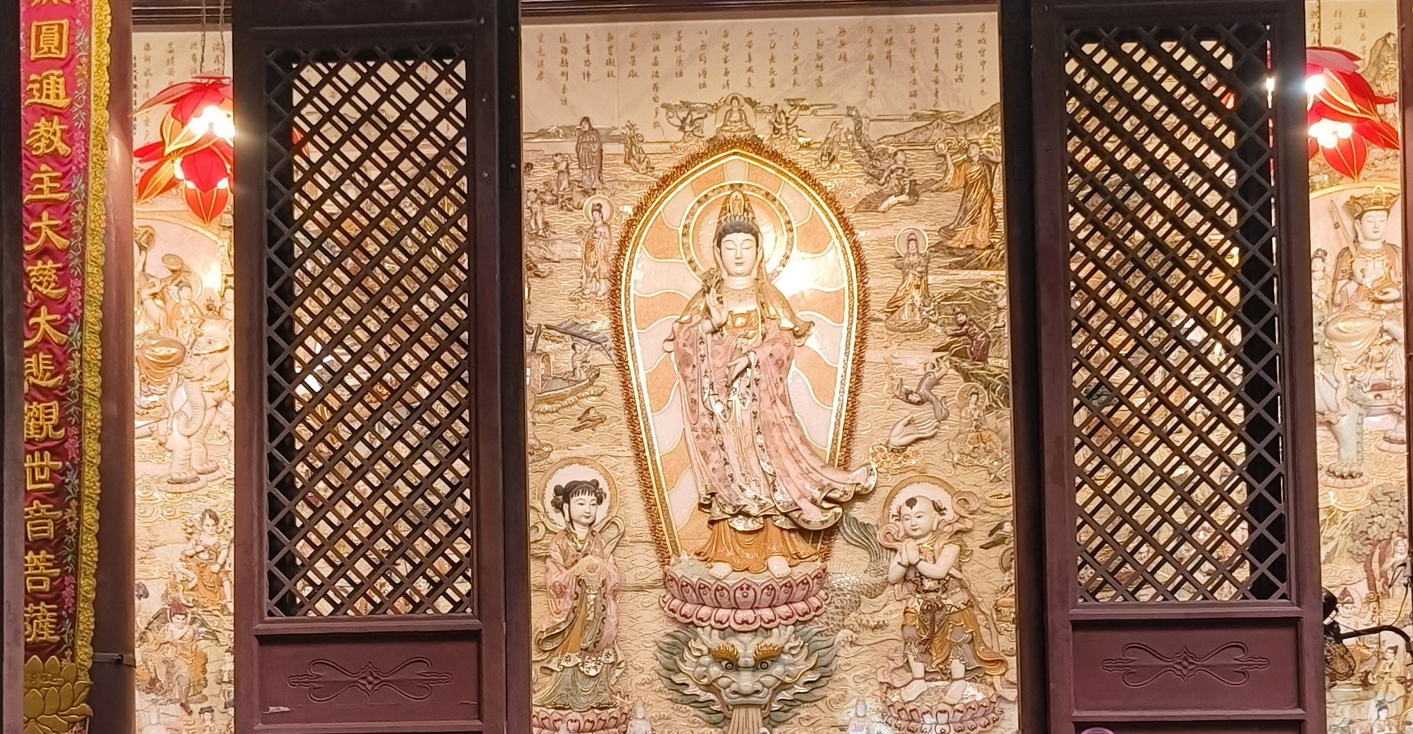 玉雕壁畫精美非凡,中間的觀世音菩薩站在鰲魚上。