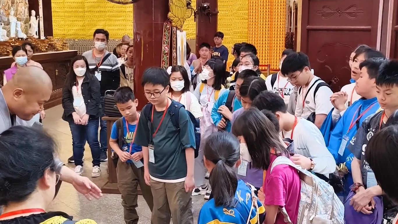 地板有塊白色大石,乃整個廣州市的中軸線位置。