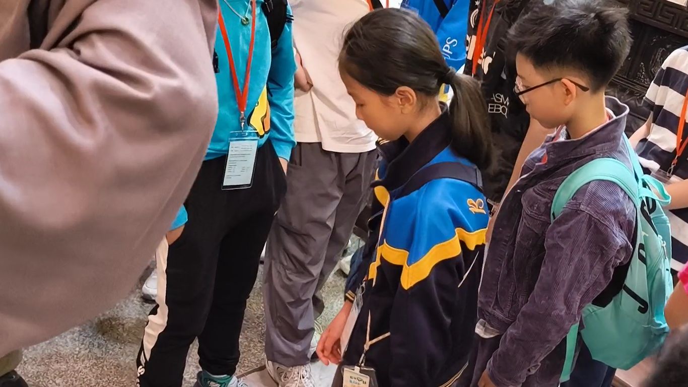 小朋友上前踏一踏白色大石