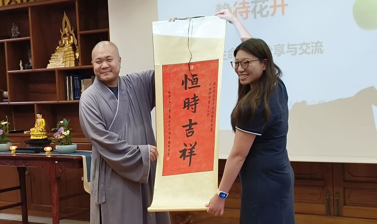 果濱法師代表大佛寺向佛聯會研習之旅團長何倩儀校長,致送「恒時吉祥」字畫卷軸。法師還向在場師生每人送贈一幅同款卷軸,感恩法師!
