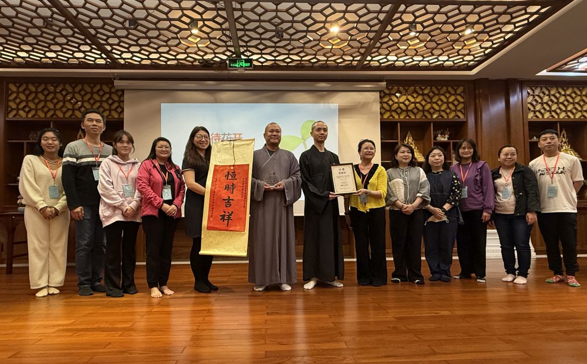 七校老師與大佛寺兩位法師合照留念