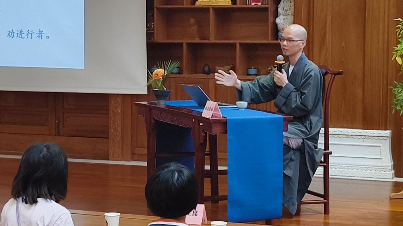 如量法師向學生深入剖析五戒義理