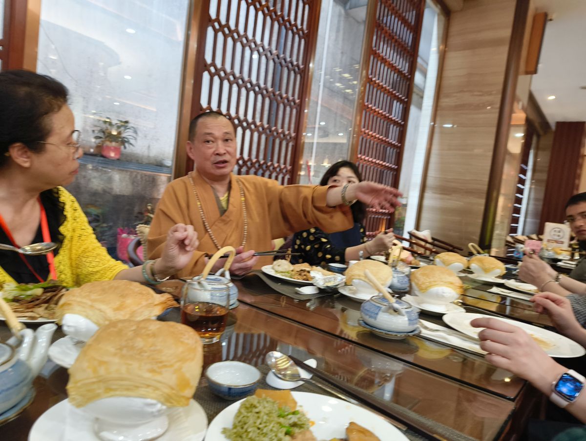廣州市佛教協會副會長光盛法師非常親切,跟大家分享很多人生經歷。
