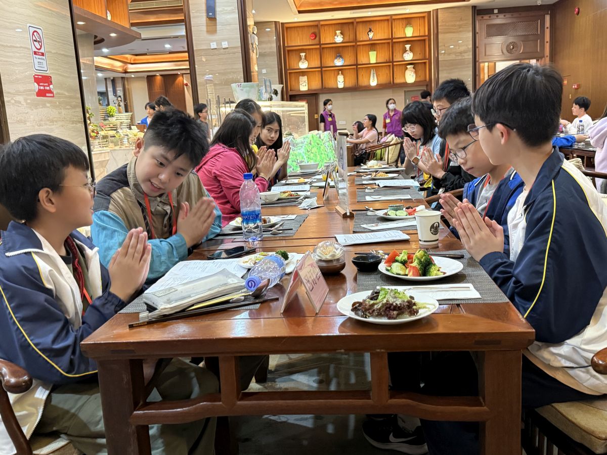 師生享用大佛寺著名的素食自助餐