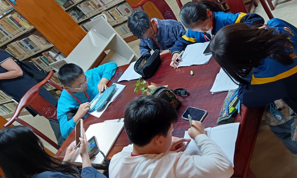 學生午膳後把握時間,到大佛寺圖書館參觀並記下研習成果。