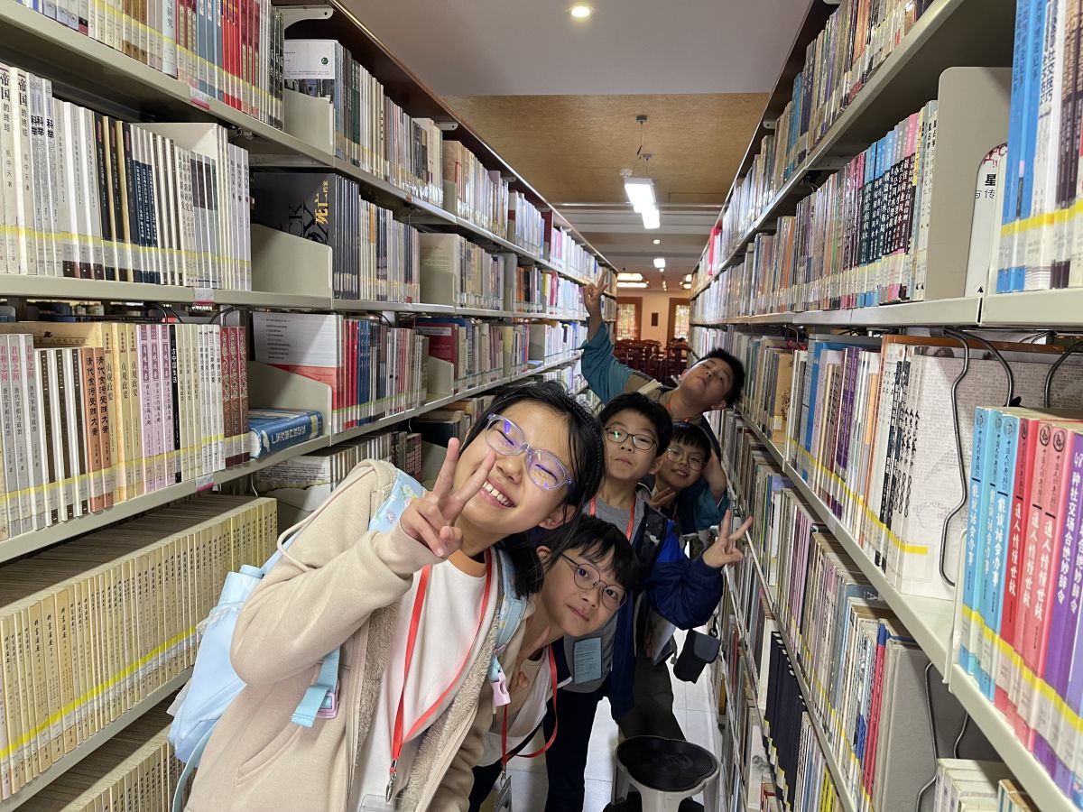 學生在大佛寺圖書館鬼馬合照