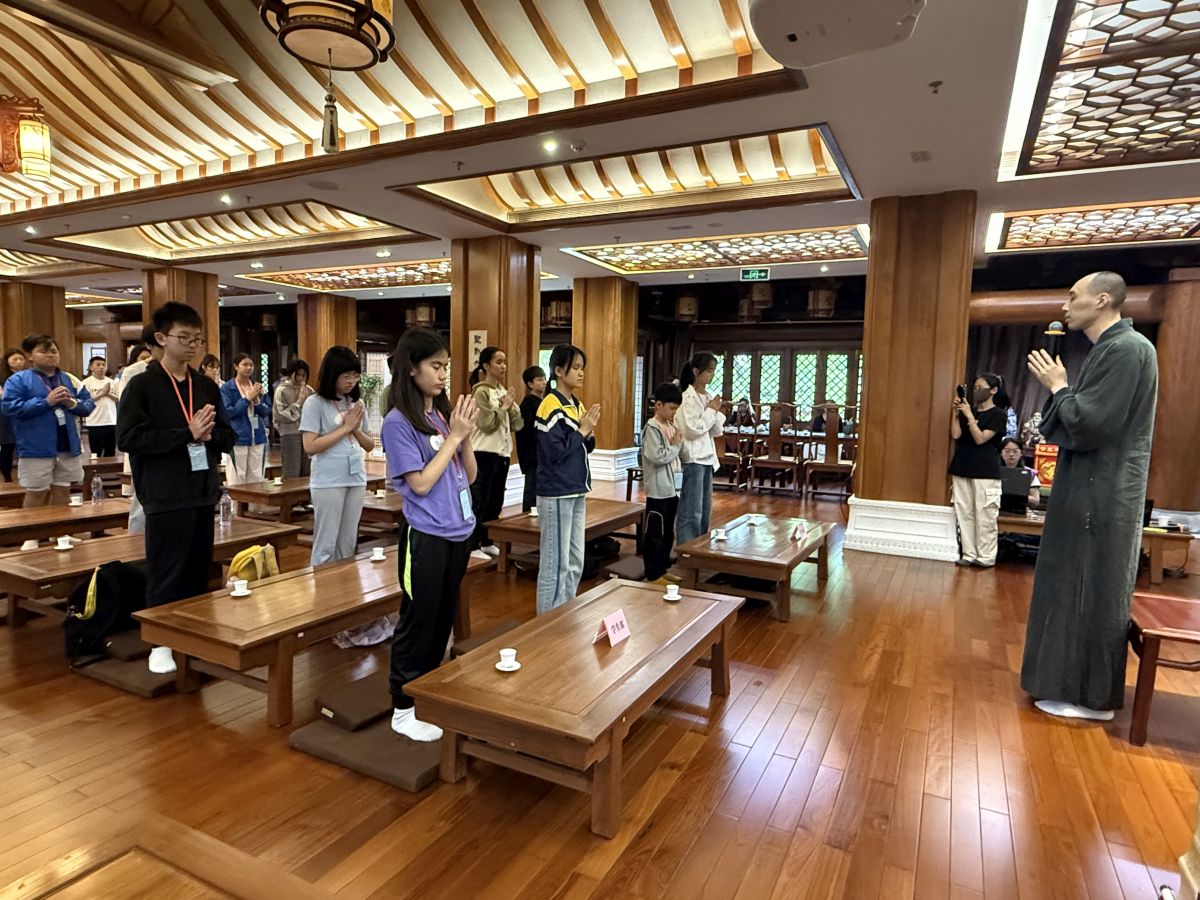 有恩法師帶領佛聯會師生進行禪修練習