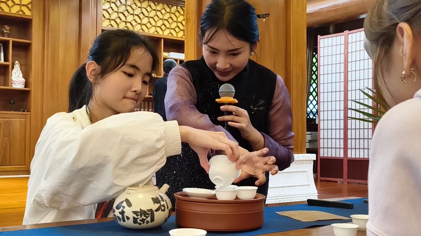 周芊羽老師細心指導學生沖茶技巧