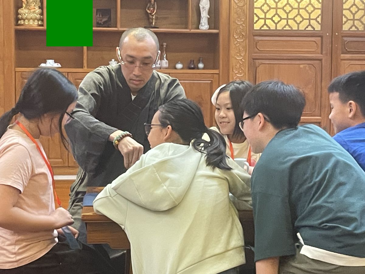 有恩法師向每組學生示範宋代點茶