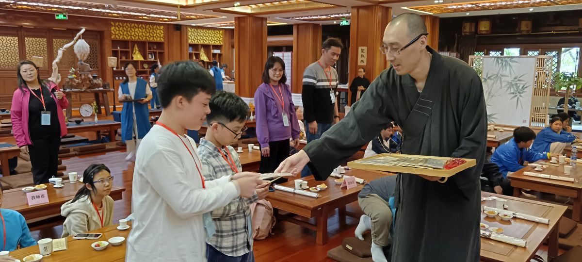 人人有份答問題,書簽禮物永不落空。