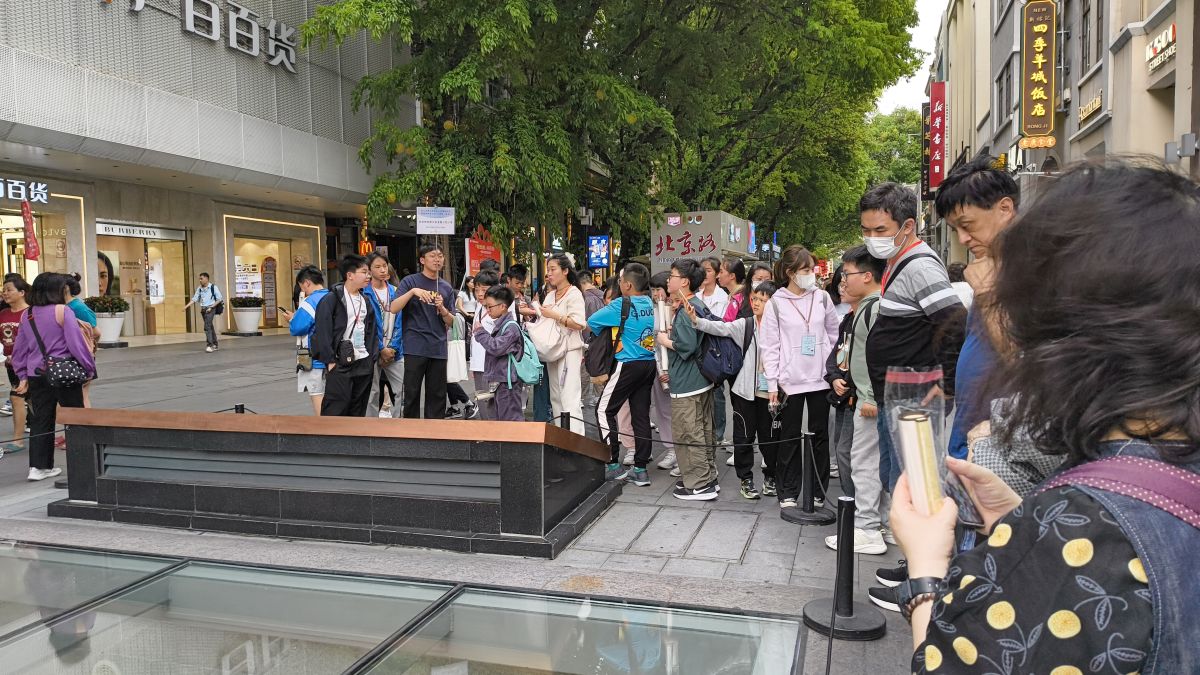 導遊(深灰衣服,持手舉牌者)介紹北京路古道遺址