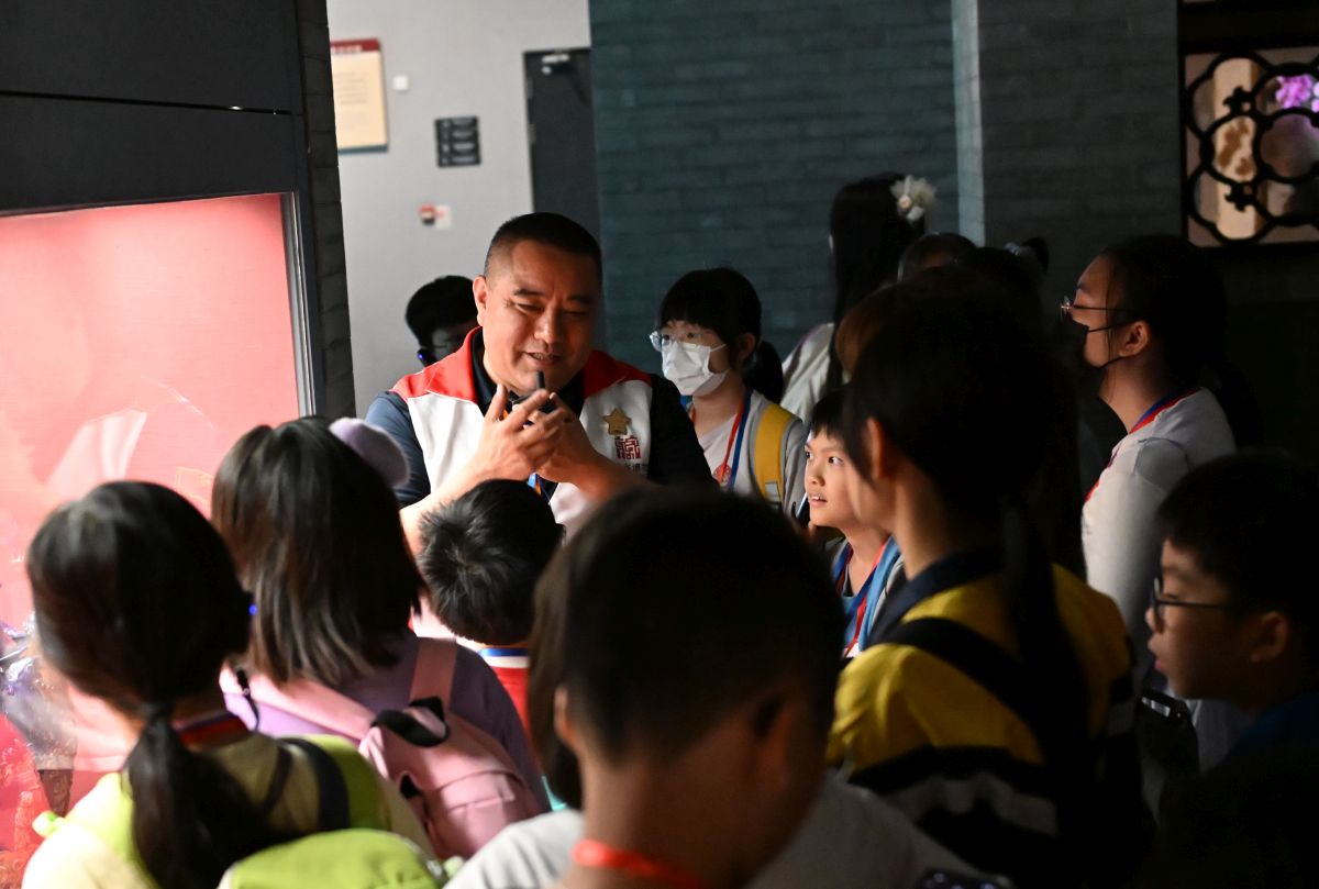 廣東省館物館導賞員說話風趣幽默,學生聽得分外投入。