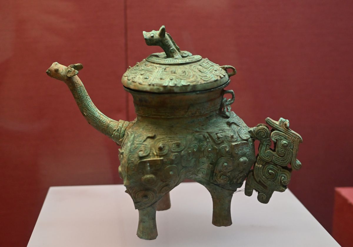 學生稱讚西周時代獸面紋青銅盉造型精美,紋飾古樸。這件西周銅盉是廣東地區首次且迄今唯一發現,乃廣東省博物館其中一件鎮館之寶。