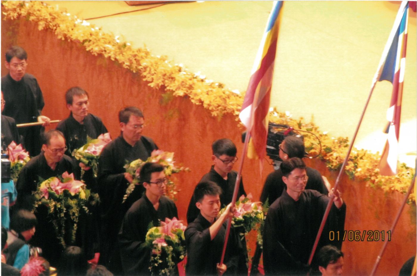 燊仔（攝錄機旁的捧花男孩）在2012年佛頂骨舍利蒞港盛事中擔任儀仗隊工作。相片右下角的日期年份是輸入錯誤。