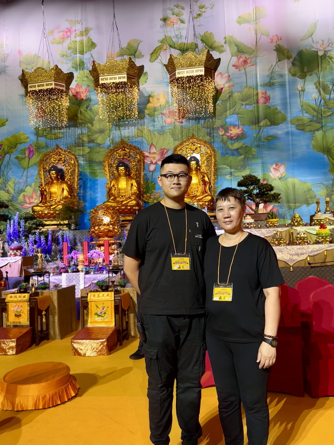 燊仔與母親在今年佛誕節吉祥大會舞台合照