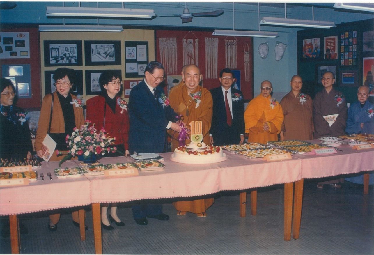 覺光長老和黃允畋居士出席佛教黃允畋中學十週年校慶,一同切蛋糕。