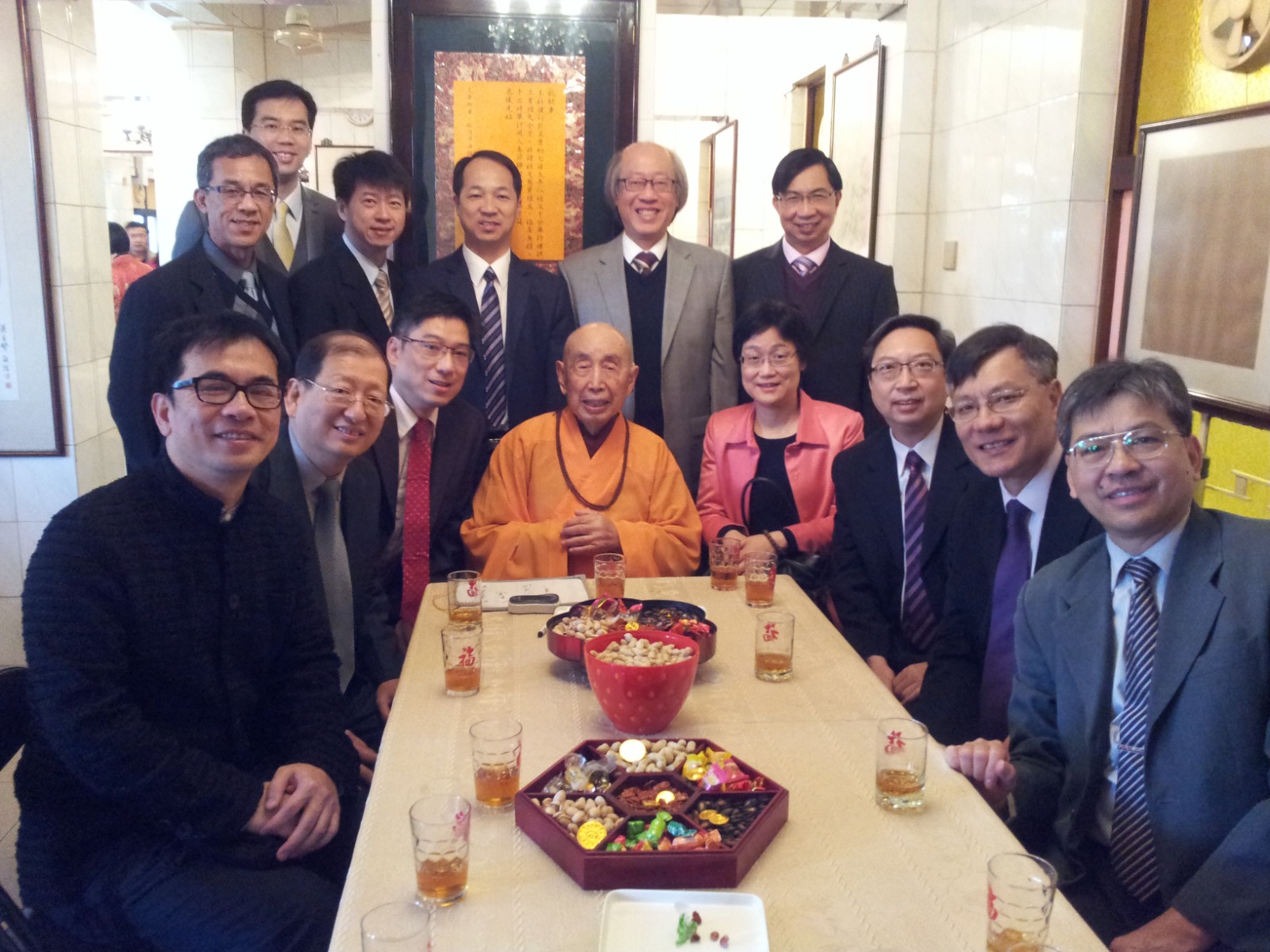 郭居士(後排右二)與會屬中學校長向覺光長老拜年