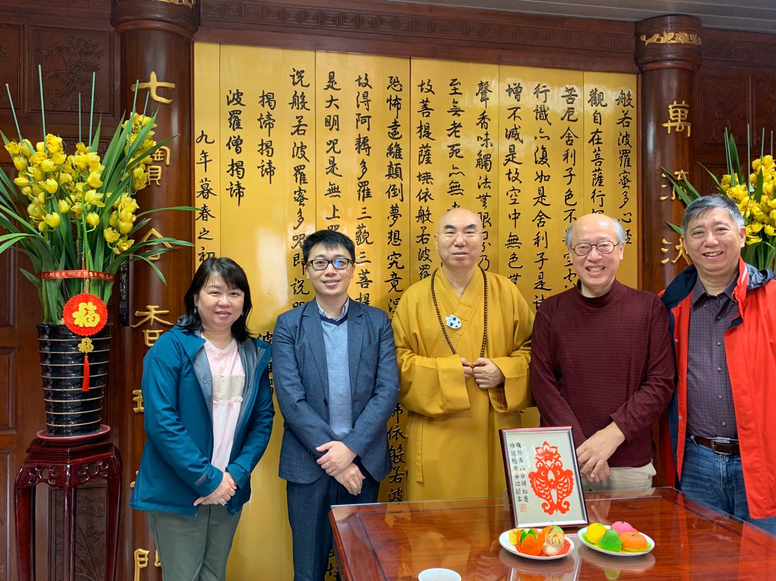 郭居士(右二)跟佛教黃允畋中學上下情誼深厚,不時到西方寺探訪校監寬運法師,(左二)現任李鏡品校長、(右一)方富立副校長、(左一)秘書蘇淑華女士。