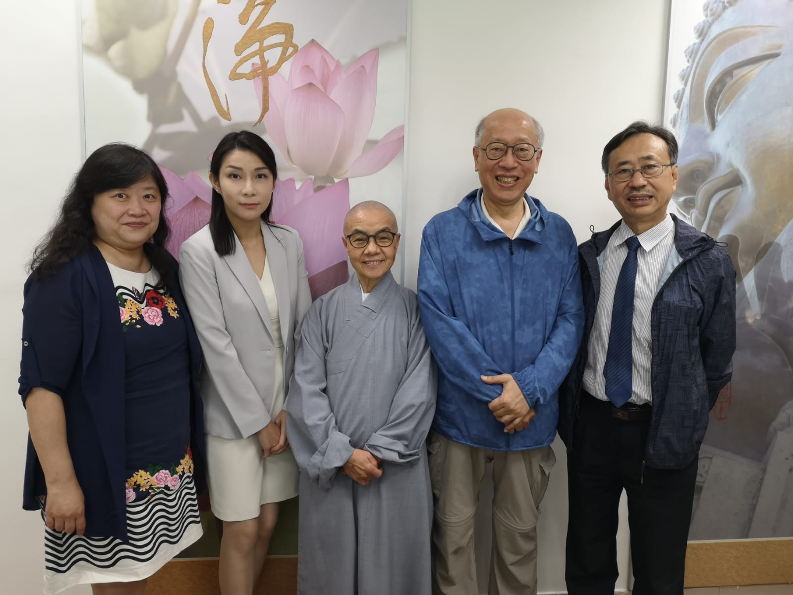 慧榮法師、郭居士和幾位資深老師訪問會屬中學,了解各校佛化教育推展情況。左起為駱惠玲副校長、陳詩韻校長、慧榮法師、郭居士和陳根成主任。