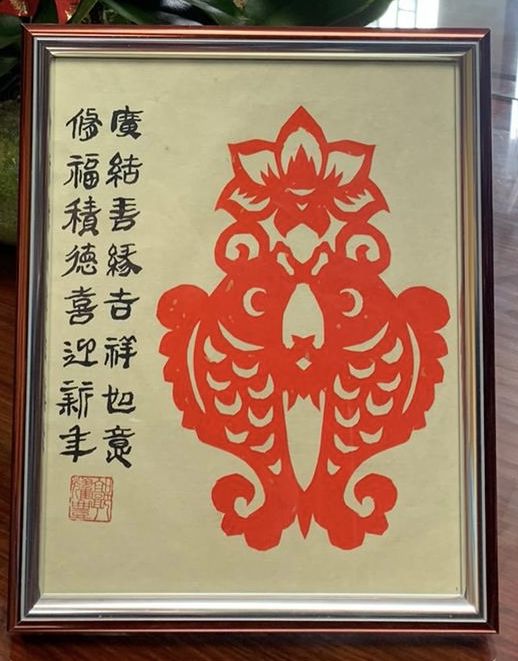 郭居士將剪紙作品配合書法字句,製作成精美禮物。這是送給會長寬運法師的新年禮物。