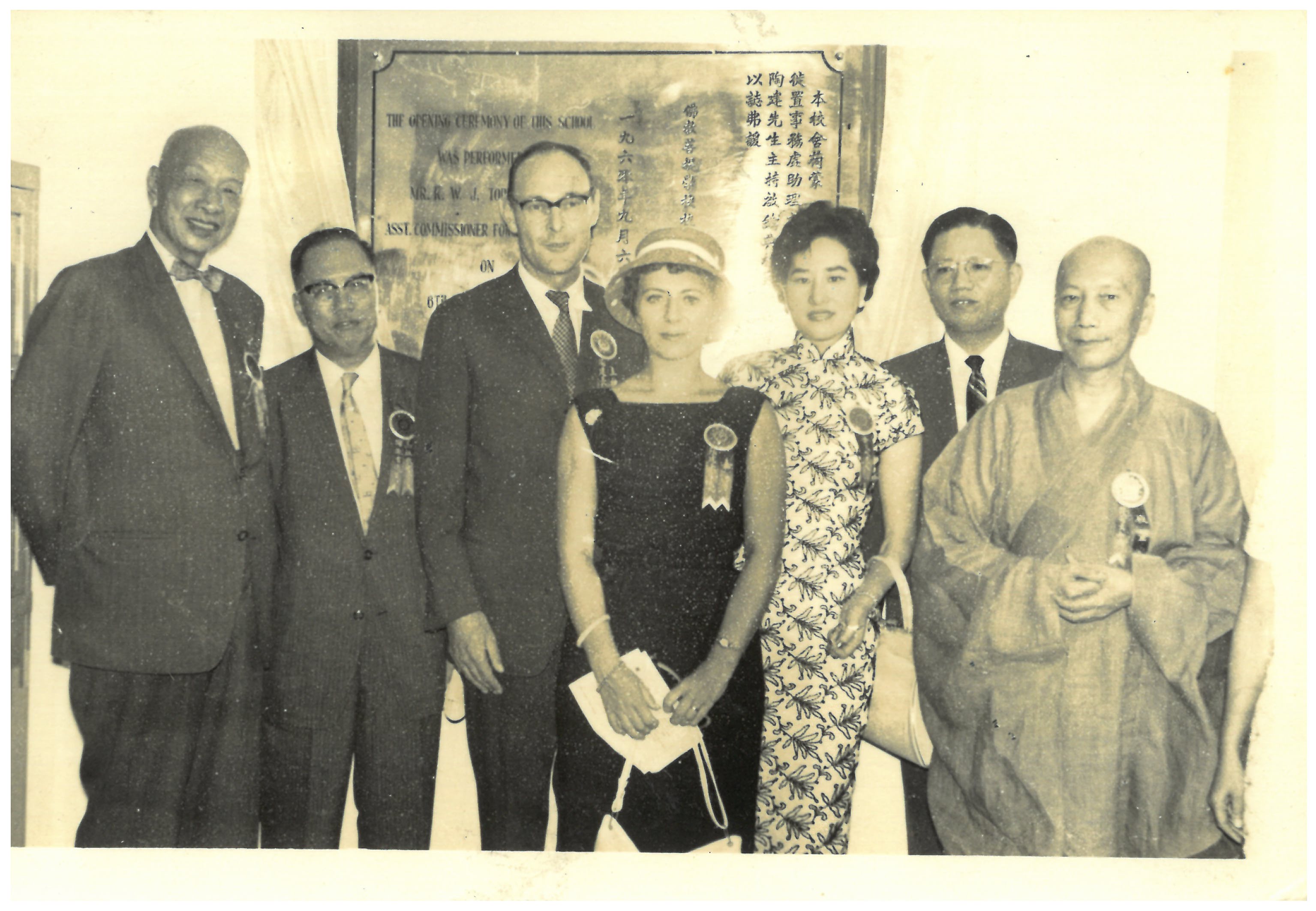 學校啟鑰典禮由徙置事務處助理處長陶建(K. W. J. Topley)主持(左三)。右一至右三:佛聯會會長筏可法師、校監黃允畋居士及其太太,左一至左二:佛聯會副會長陳靜濤、高級教育官謝振有。(圖片提供:佘冠濠)