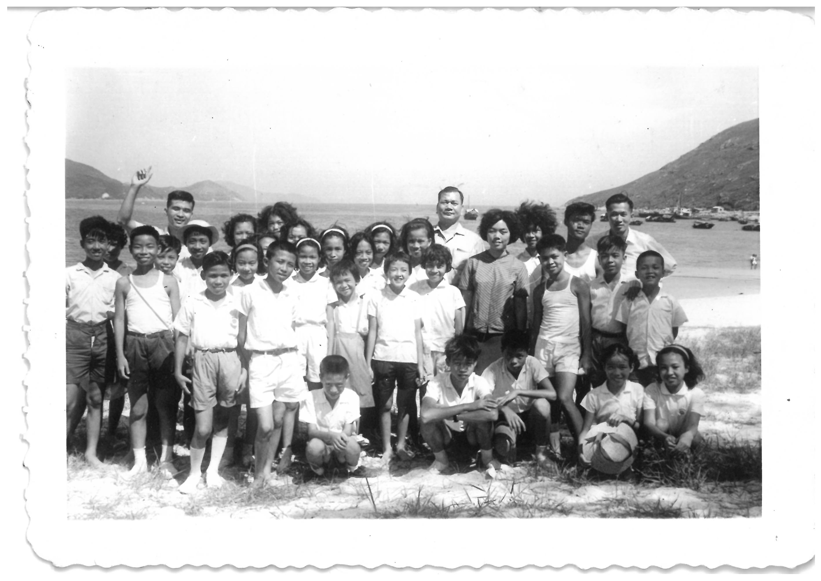 佛教菩提學校師生郊外旅行照片,後排舉手者為高勵節老師、中間高大者為許復琴老師,其左前方為伍步瑤老師、後排右一為卓民倫老師。(圖片提供:高勵節女兒)