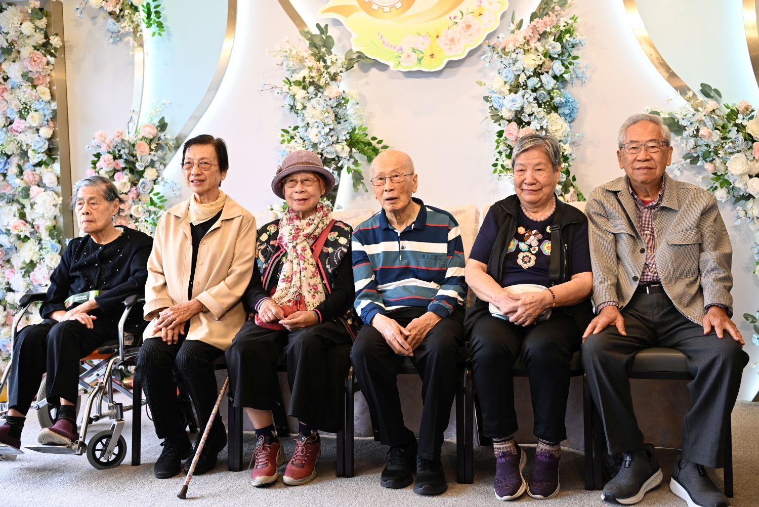 2025年10月26日,六位佛教菩提學校老師出席學校65周年聚會。左起:李寶慧老師、黃子美老師、鄭光文老師、卓民倫老師、劉少屏老師和佘冠濠老師。