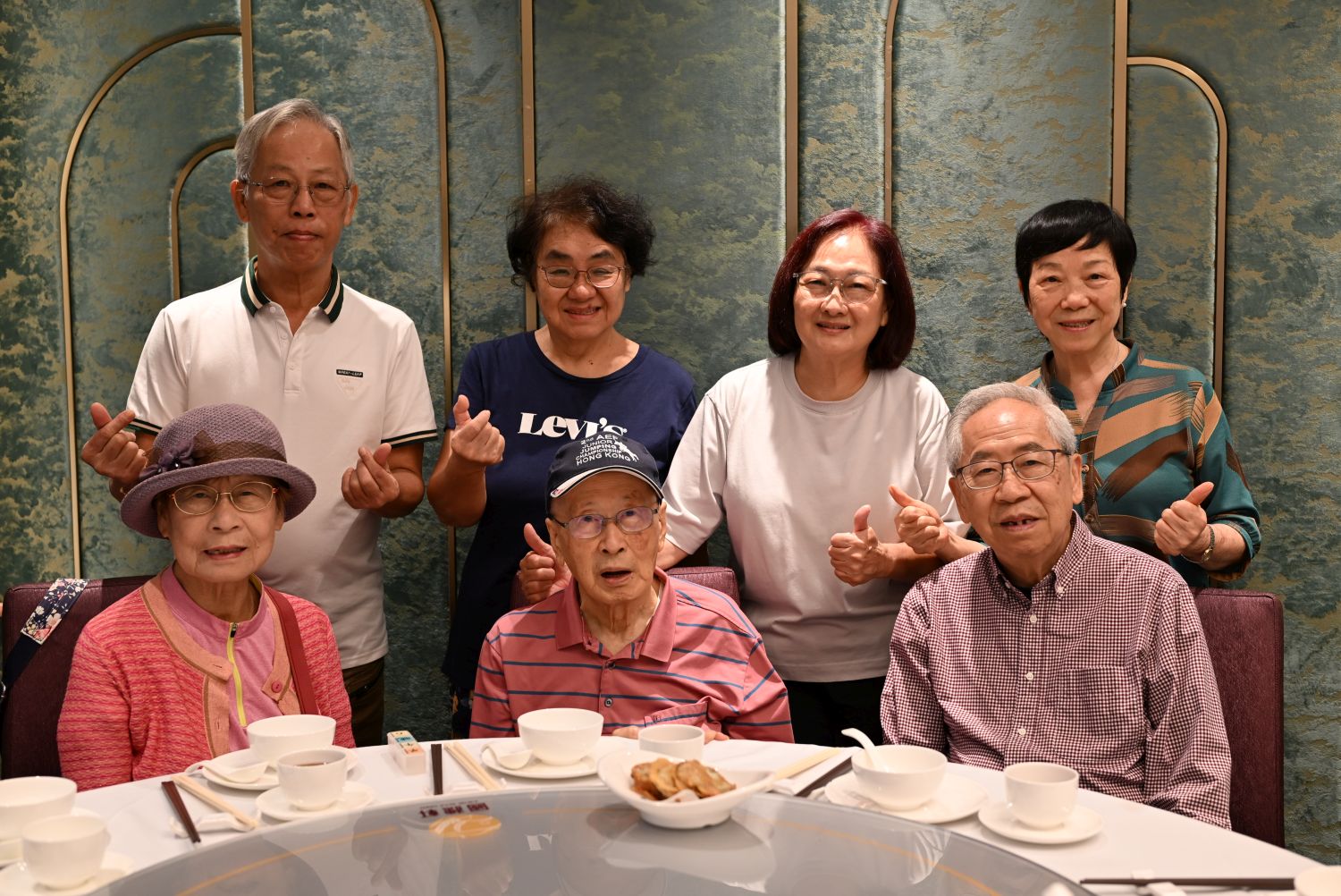 佛教菩提學校幾位教師今年8月16日接受訪問:鄭光文、卓民倫、佘冠濠(前排左至右);四位校友。(後排)