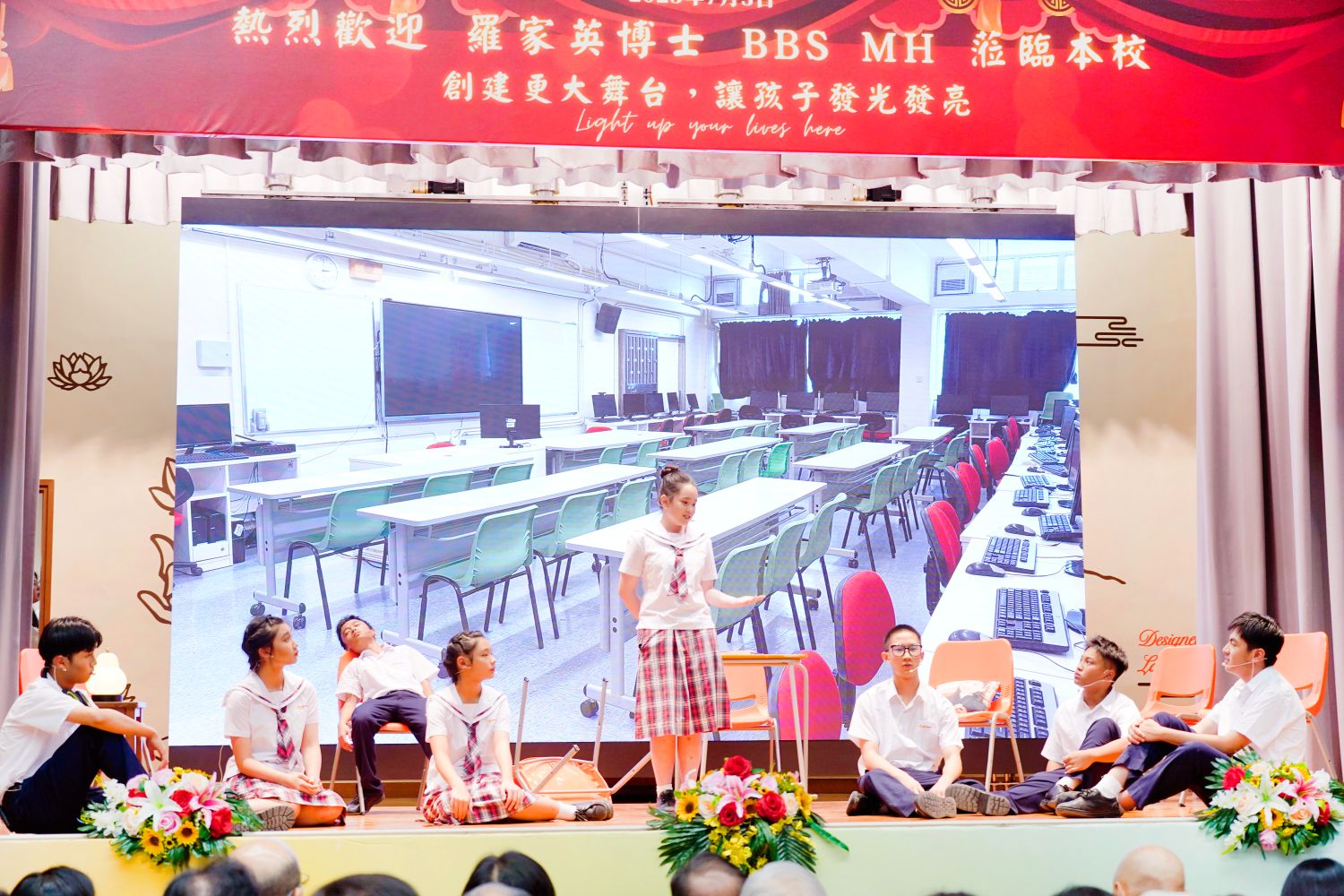 校內英語戲劇表演,學生演出投入。