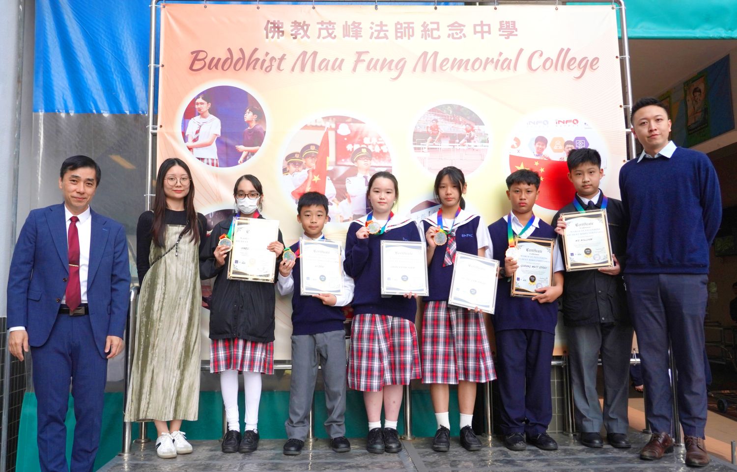 多位學生入選 2024世界傑出學生名錄亞洲篇,跟廖萬里校長(左)和兩位老師合照留念。