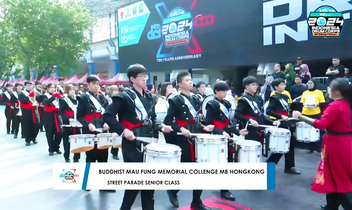 步操管樂團在印尼參賽,巡遊列陣整齊,團員英姿颯爽。