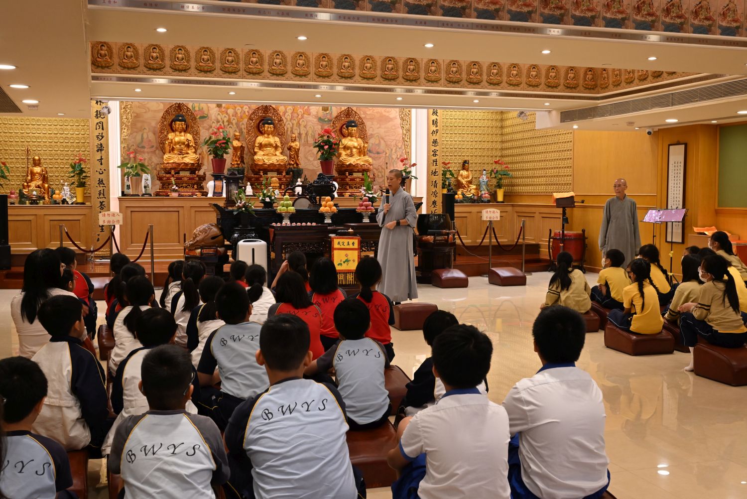 2025年6月26日，寬廣法師向學生逐一介紹大雄寶殿上諸佛菩薩聖像的特徵和故事。