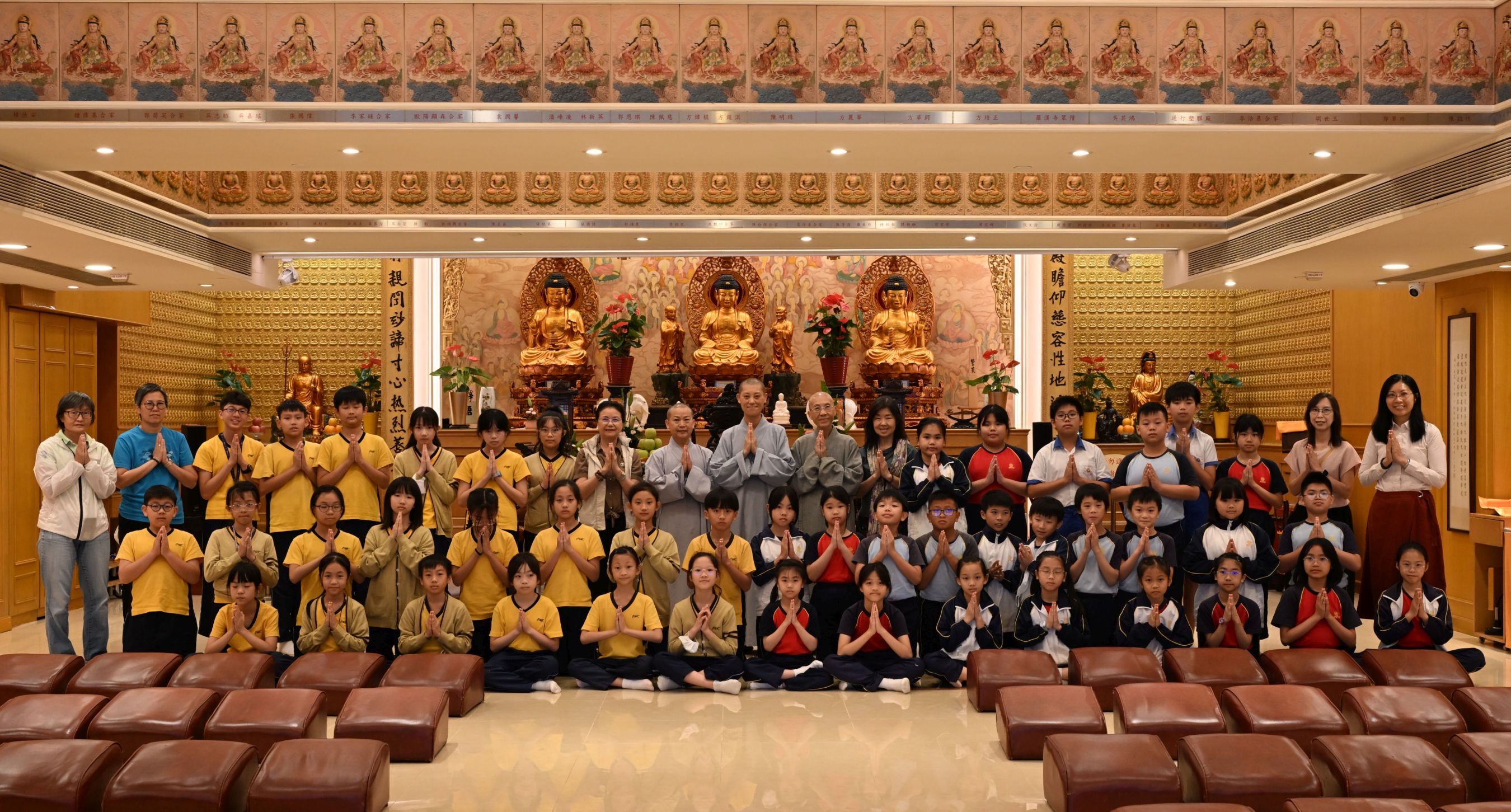 法師開示前，兩校師生和佛教愍生講堂法師先來個大合照。